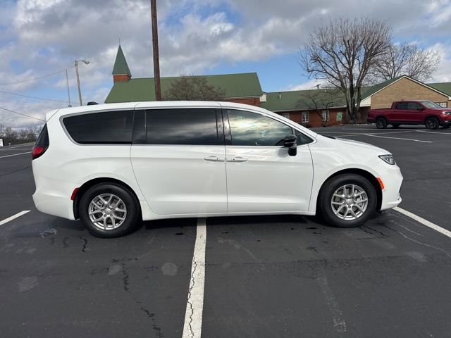 New 2026 Chrysler Pacifica Select image 8