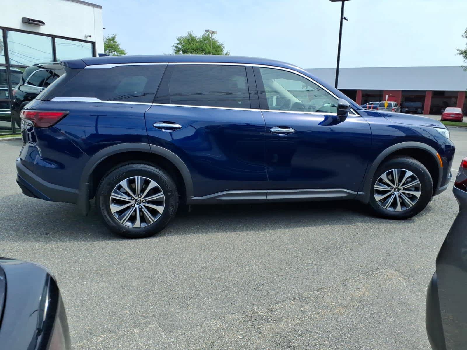 Certified 2025 INFINITI QX60 Pure w/ Cargo Package AWD/4WD image 4