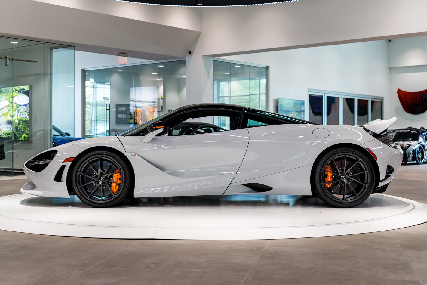Used 2027 McLaren 750S RWD image 2