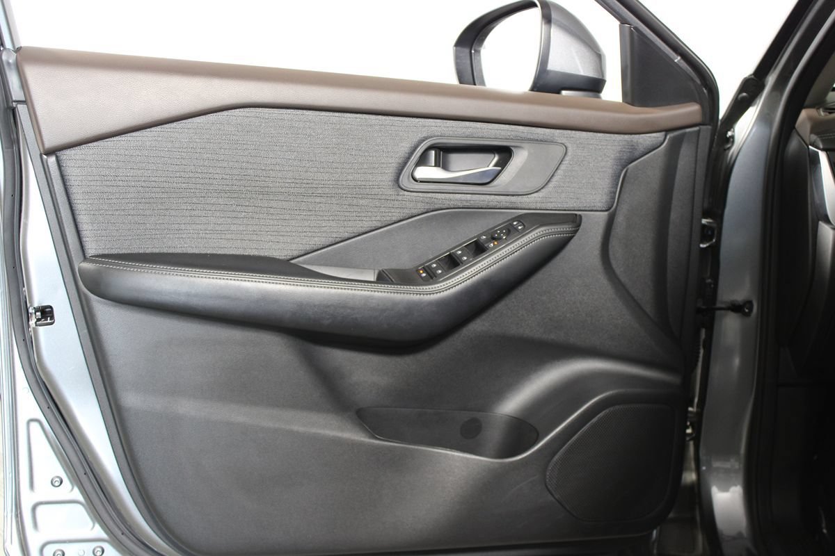 Used 2023 Nissan Rogue SV FWD image 9
