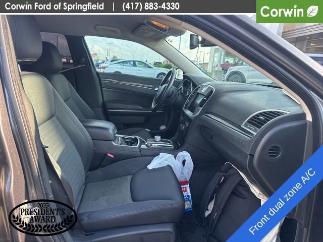 Used 2018 Chrysler 300 Touring w/ Chrome Appearance Package image 10