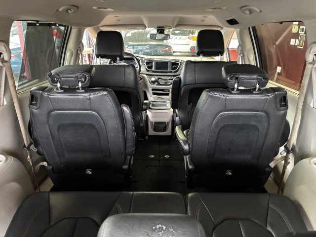 Used 2020 Chrysler Pacifica Touring-L FWD image 13