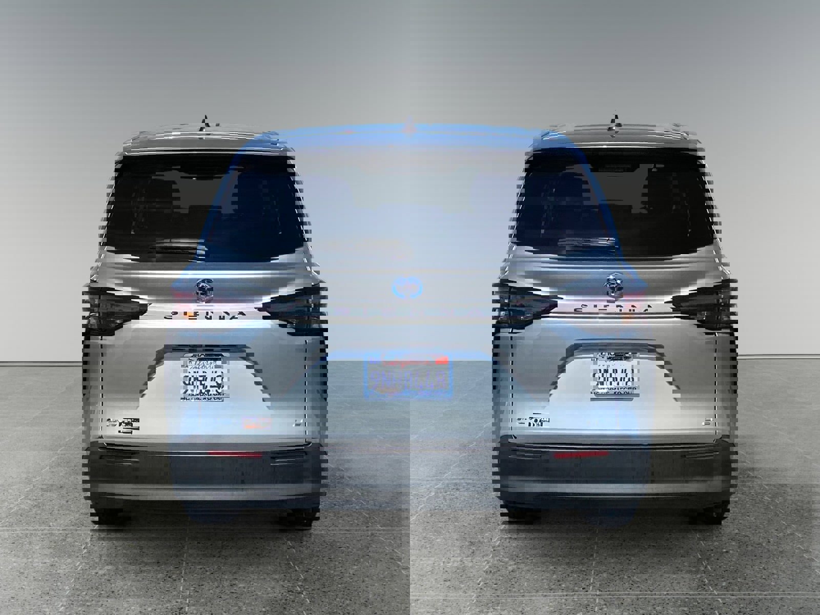 Used 2025 Toyota Sienna LE image 4