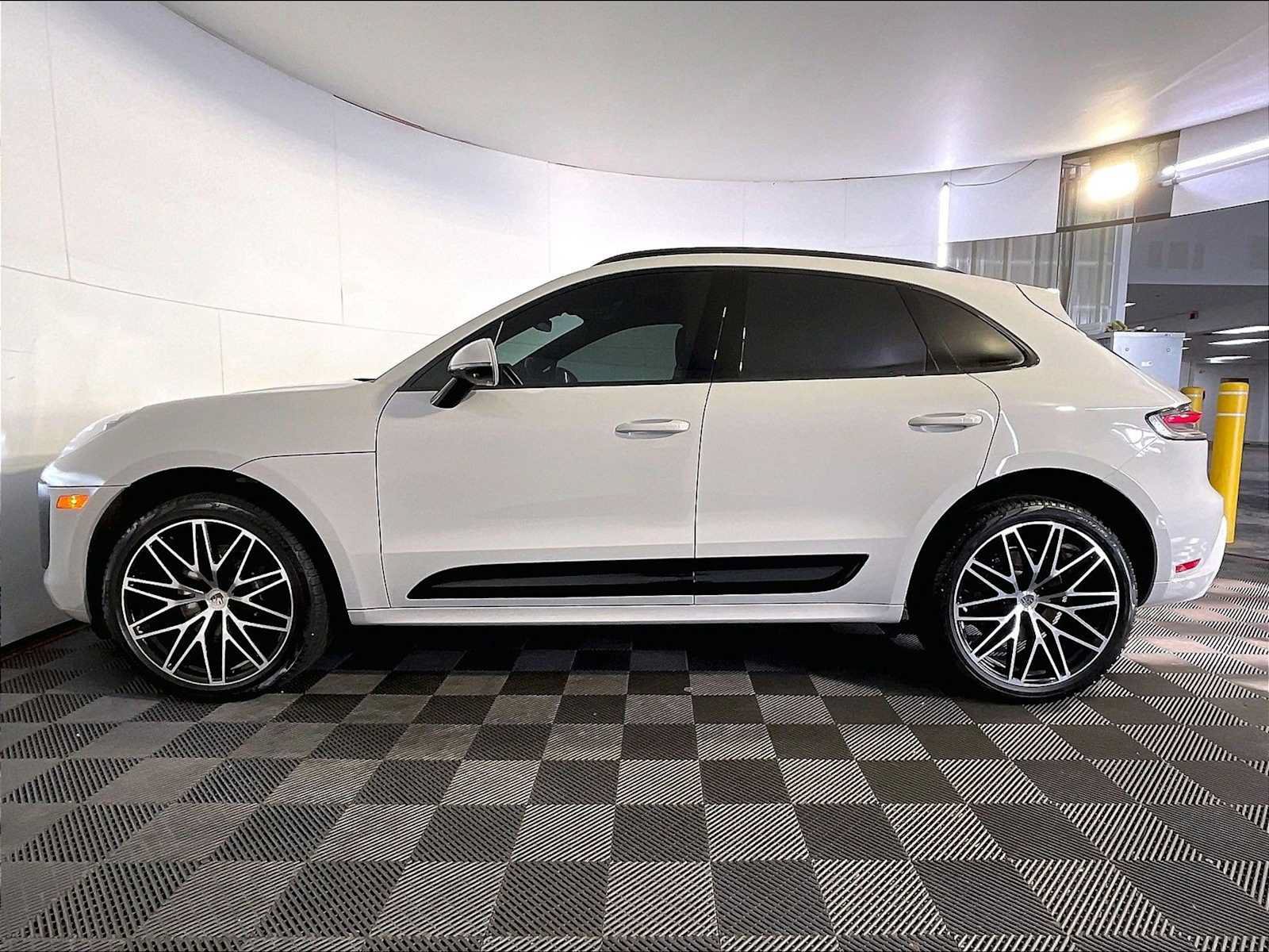 Certified 2024 Porsche Macan S AWD/4WD image 2