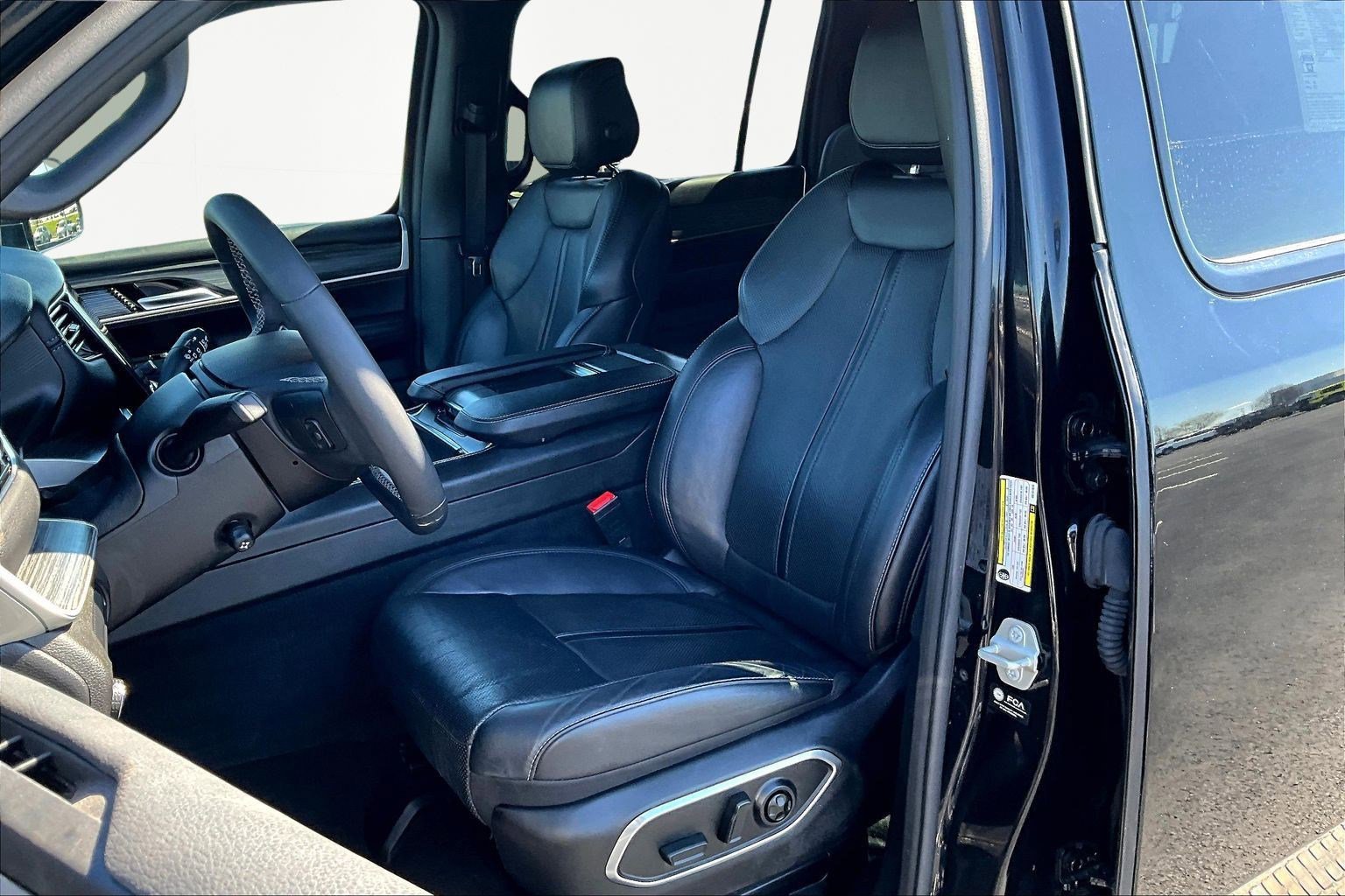 Used 2024 Jeep Wagoneer L Series II w/ Flexible Seating Group AWD/4WD image 21