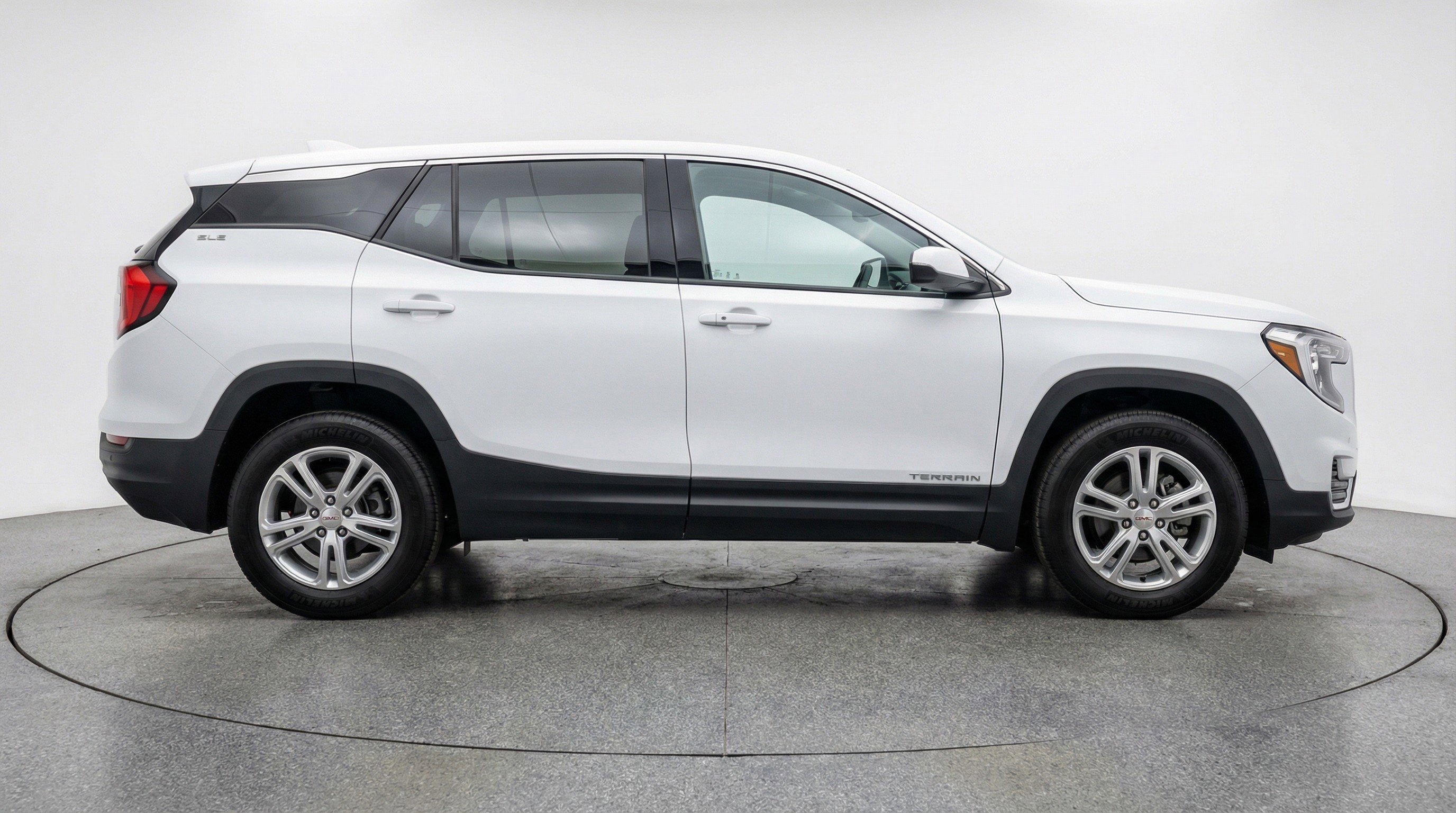 Used 2024 GMC Terrain SLE image 11