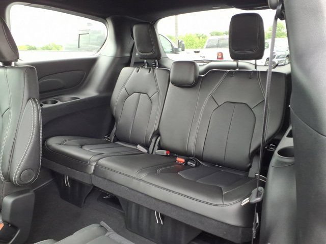 New 2027 Chrysler Pacifica Select AWD/4WD image 18