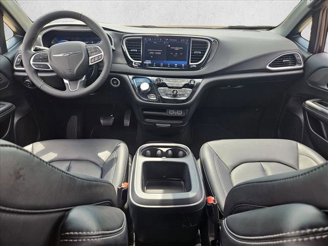 Used 2025 Chrysler Pacifica Select image 14