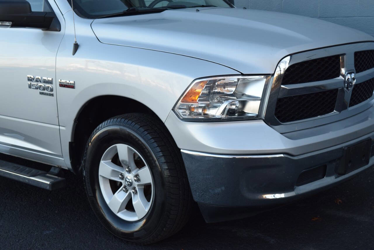 Used 2019 RAM 1500 Classic SLT w/ Luxury Group image 18
