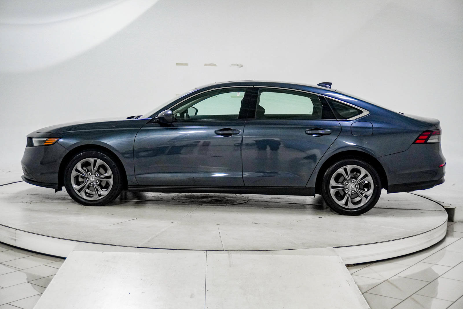 Used 2023 Honda Accord EX image 5