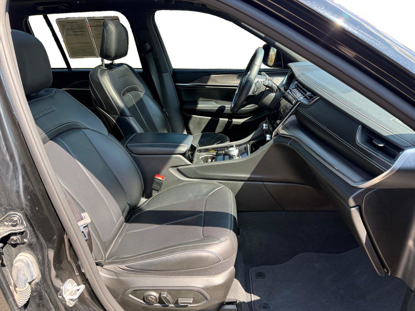 Used 2022 Jeep Grand Cherokee Overland AWD/4WD image 27