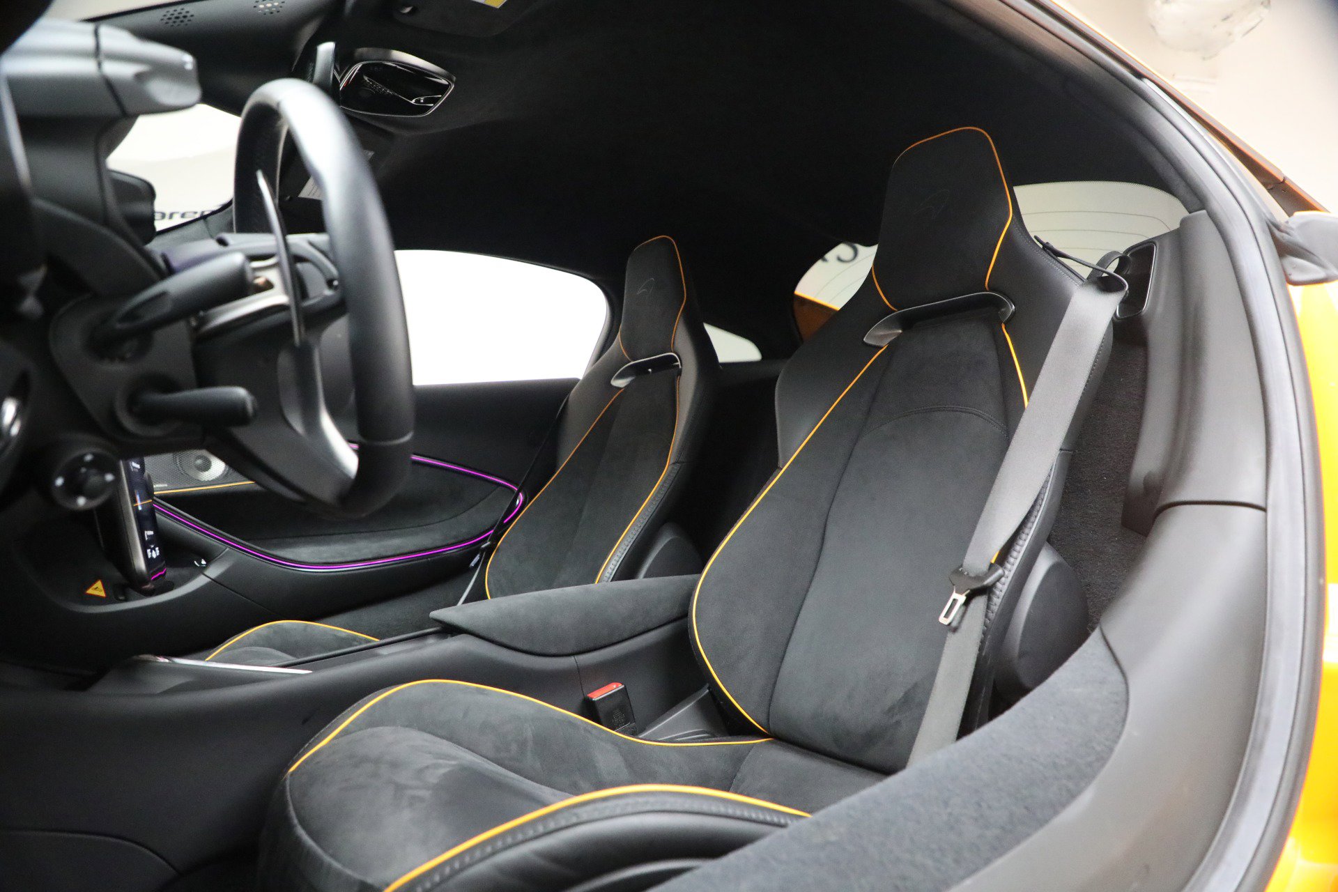 Used 2024 McLaren Artura image 21