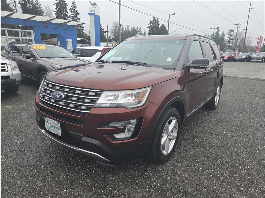 Used 2016 Ford Explorer XLT w/ Equipment Group 202A image 4
