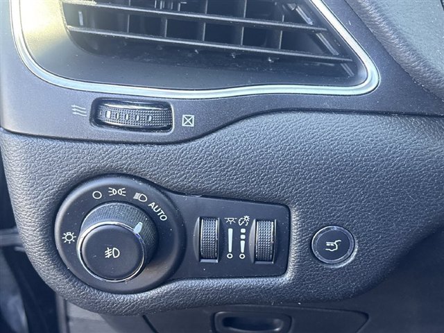 Used 2019 Jeep Cherokee Trailhawk w/ Comfort/Convenience Group AWD/4WD image 18