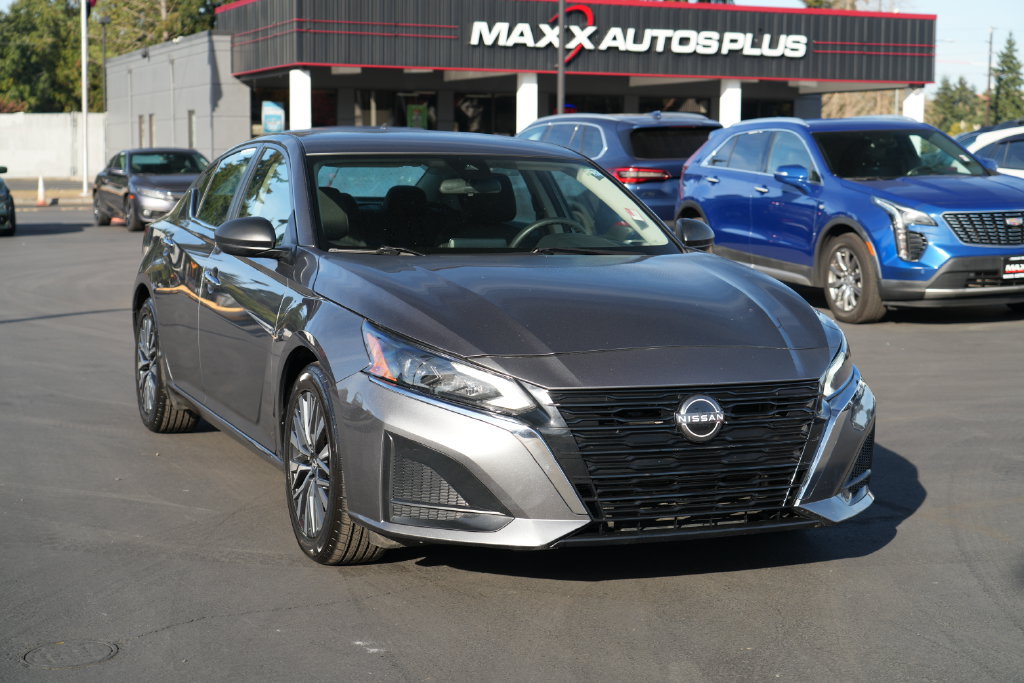 Used 2024 Nissan Altima 2.5 SV FWD image 2