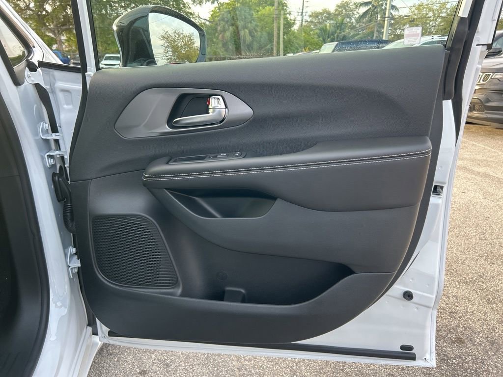 New 2026 Chrysler Pacifica Select image 26