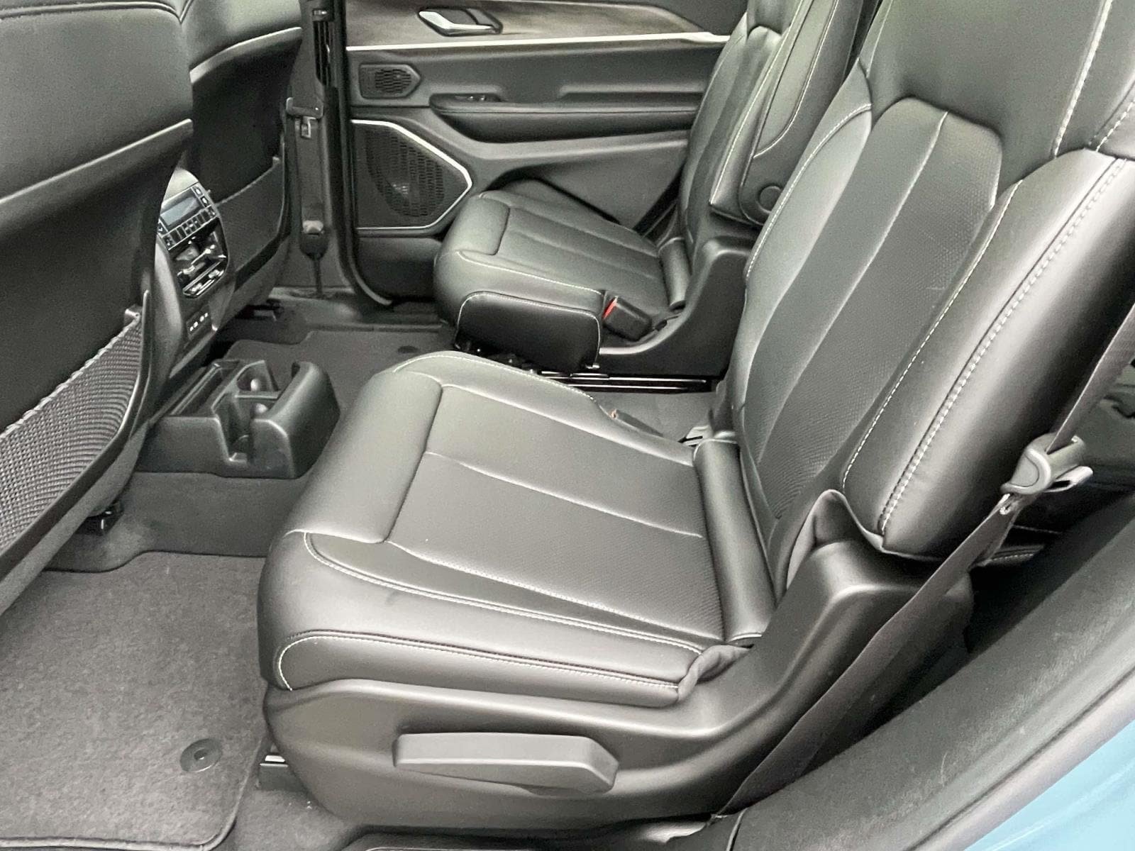 New 2026 Jeep Grand Cherokee L Limited w/ Luxury Tech Group II AWD/4WD image 5