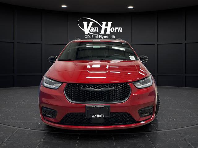 Used 2025 Chrysler Pacifica Limited image 2