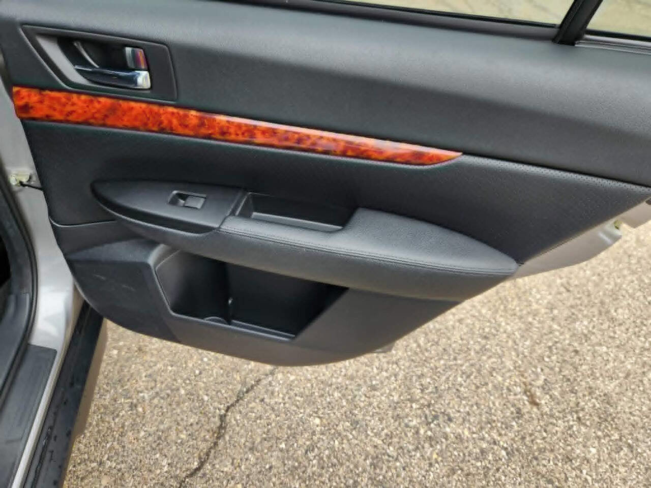 Used 2011 Subaru Outback 2.5i Limited image 15