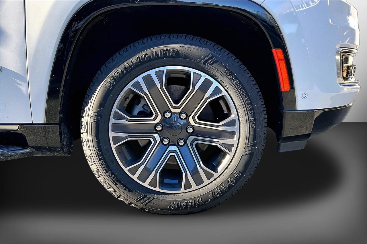 Certified 2024 Jeep Wagoneer L Series II w/ Flexible Seating Group AWD/4WD image 34
