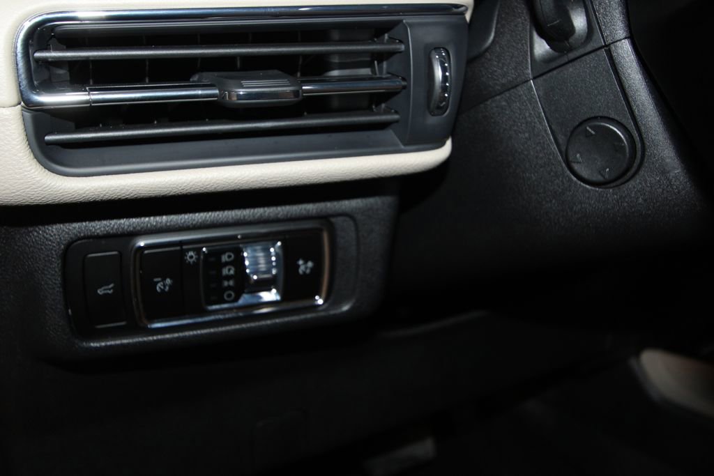 Used 2025 Lincoln Corsair AWD w/ Equipment Group 101A image 9