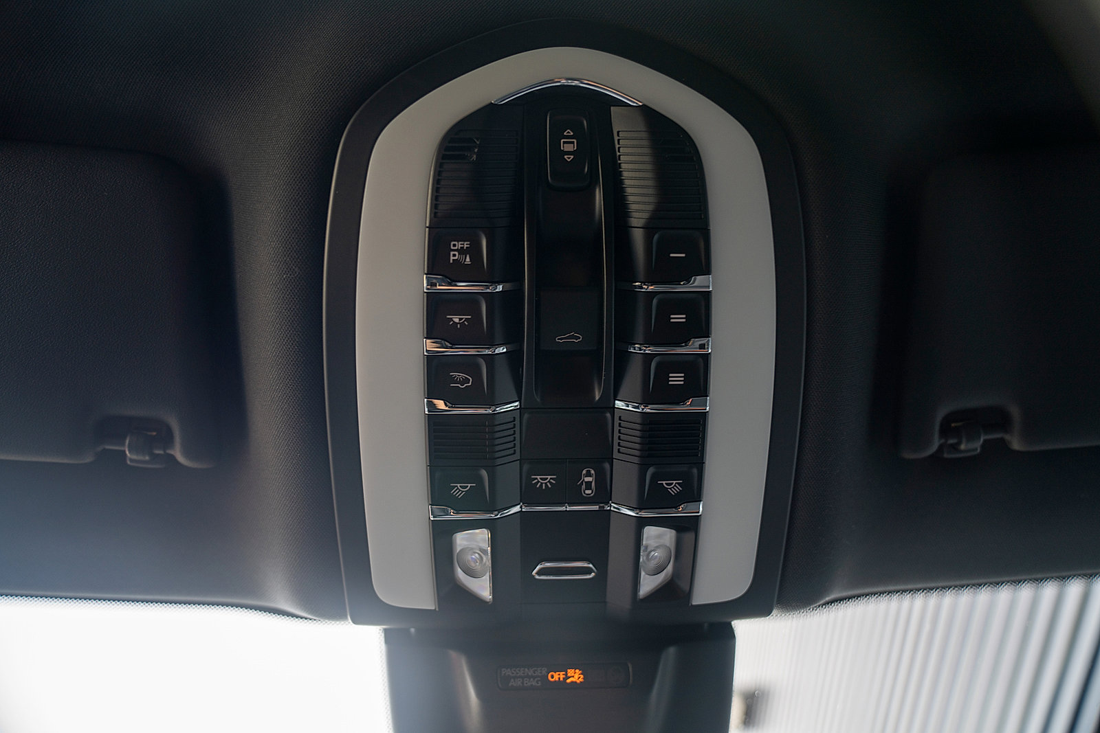 Certified 2025 Porsche Macan AWD/4WD image 11