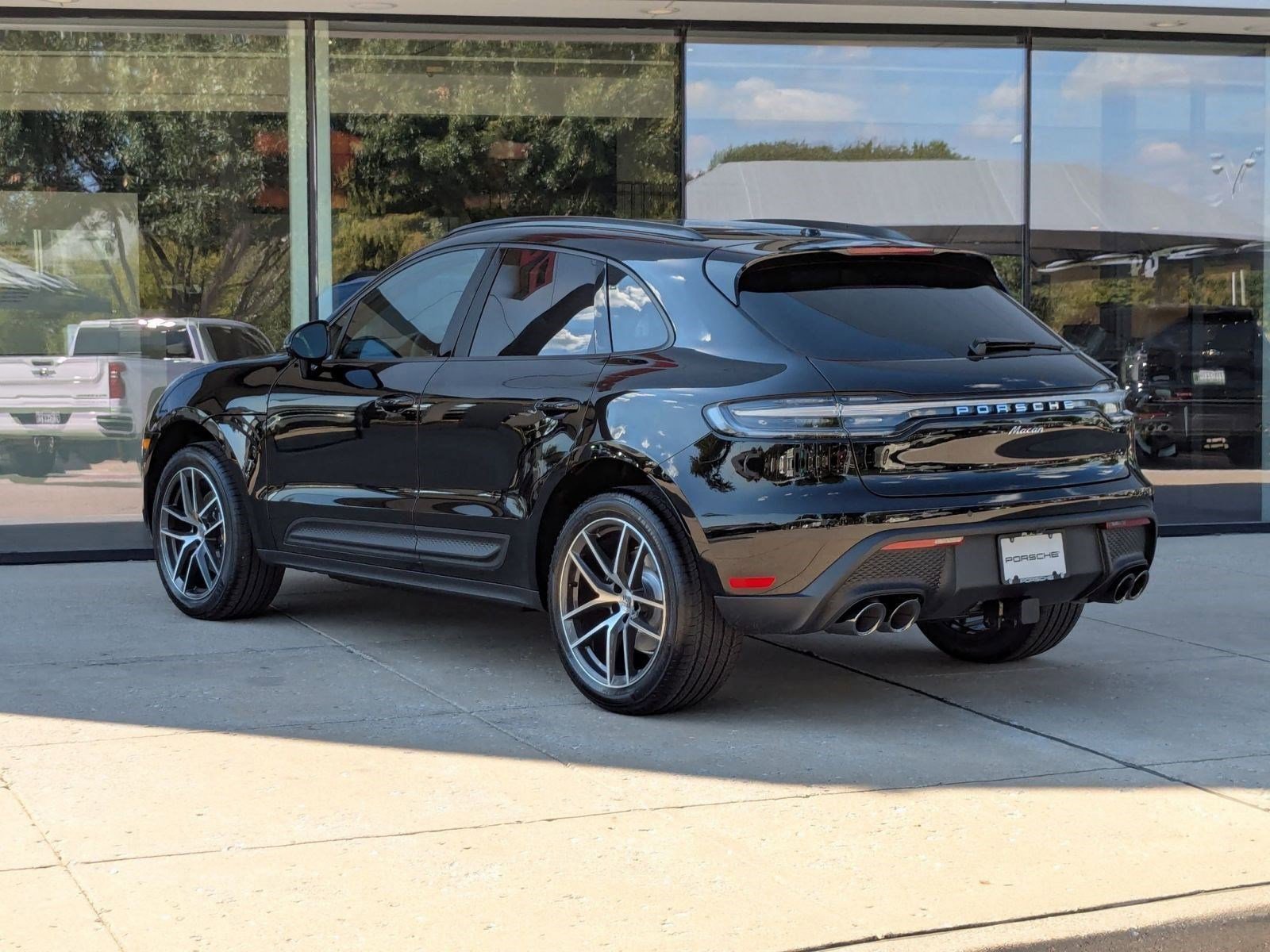Certified 2026 Porsche Macan AWD/4WD image 3
