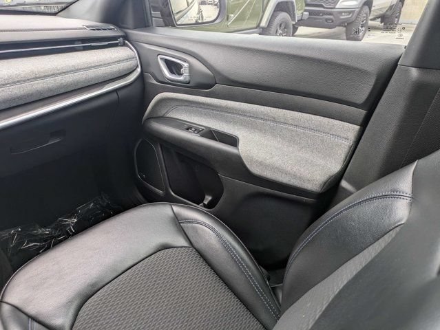 Used 2023 Jeep Compass Latitude w/ Sun and Sound Group AWD/4WD image 18