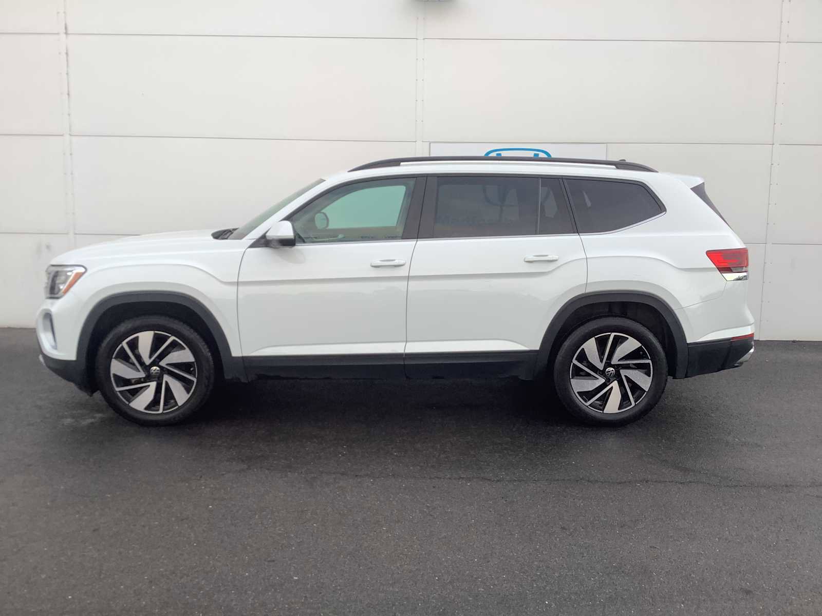 Used 2024 Volkswagen Atlas SE image 3