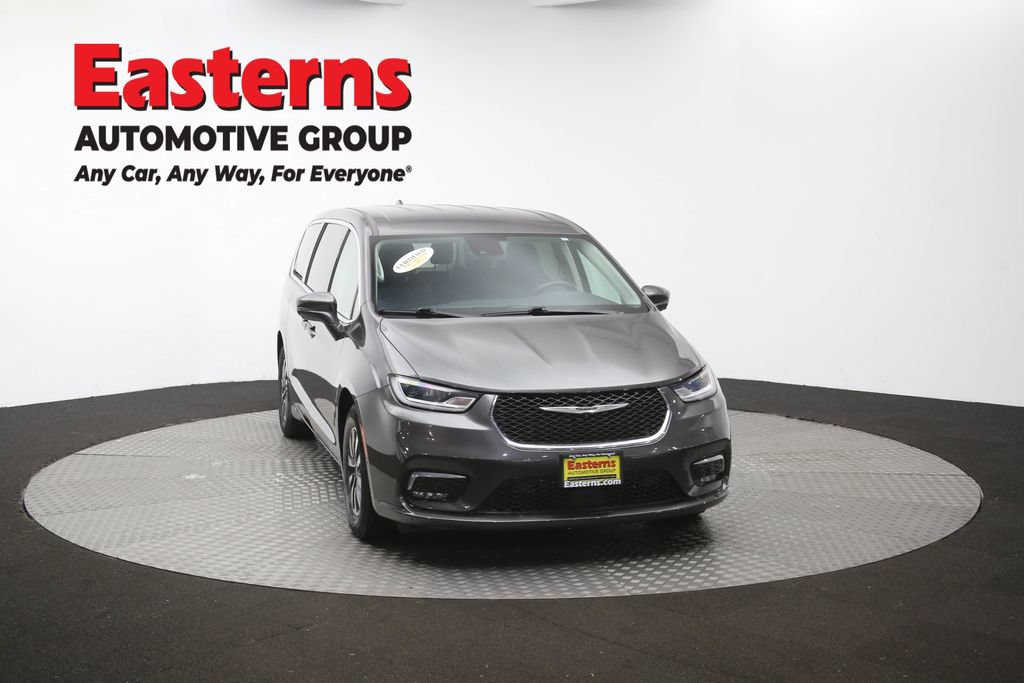 Used 2022 Chrysler Pacifica Touring-L w/ Uconnect Theater Family Group FWD image 52