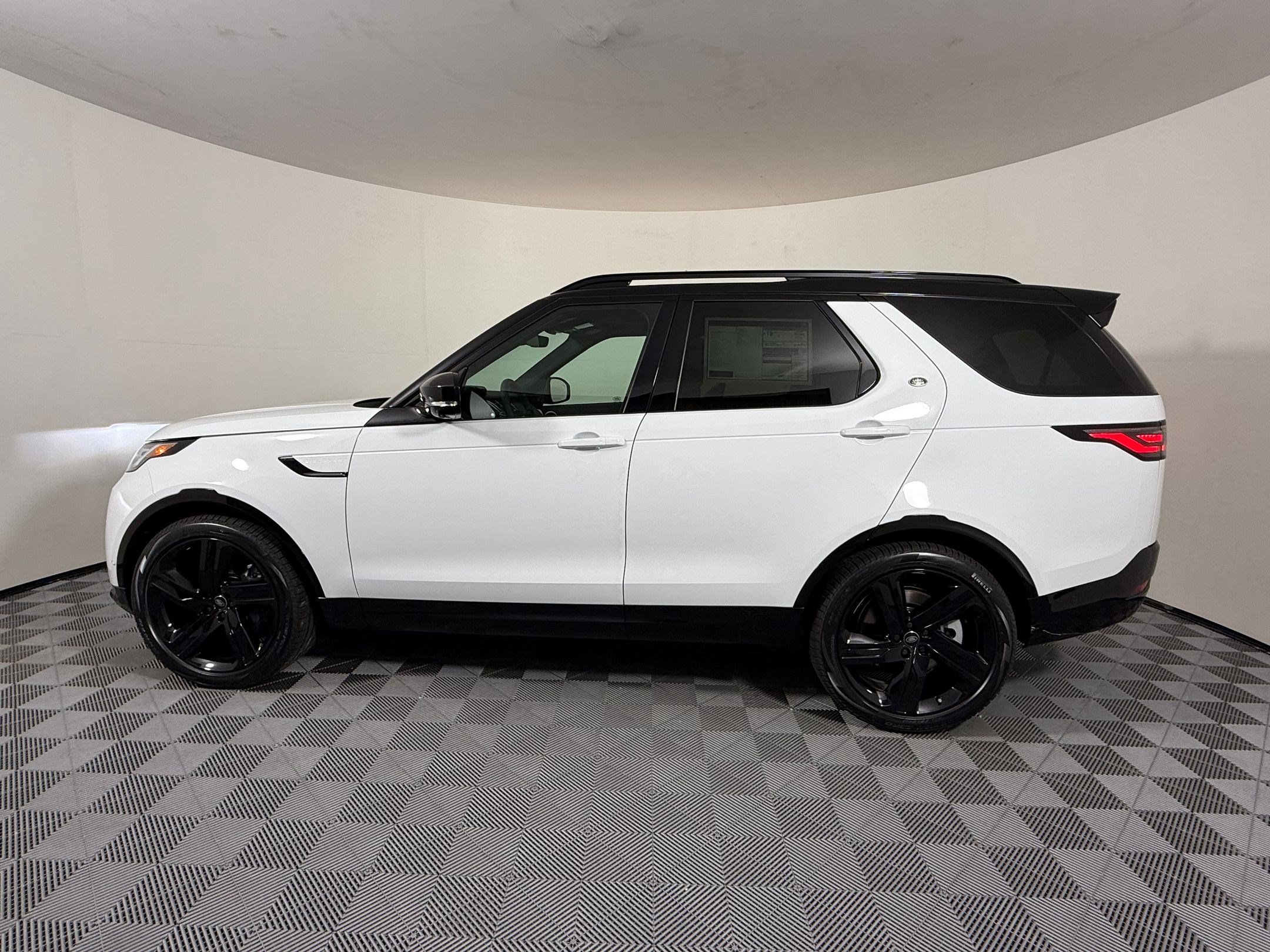 New 2026 Land Rover Discovery Limited Edition AWD/4WD image 2