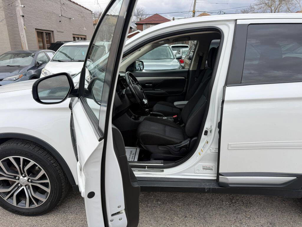 Used 2016 Mitsubishi Outlander SE image 11