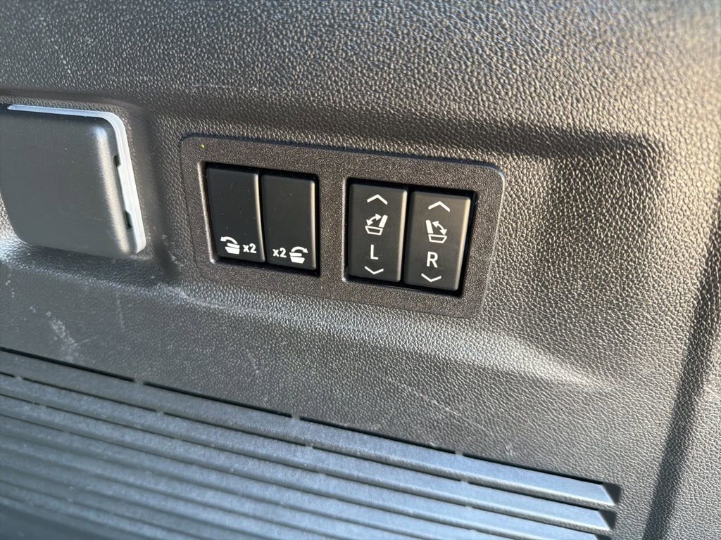 Used 2023 Chevrolet Tahoe LT w/ Luxury Package AWD/4WD image 13