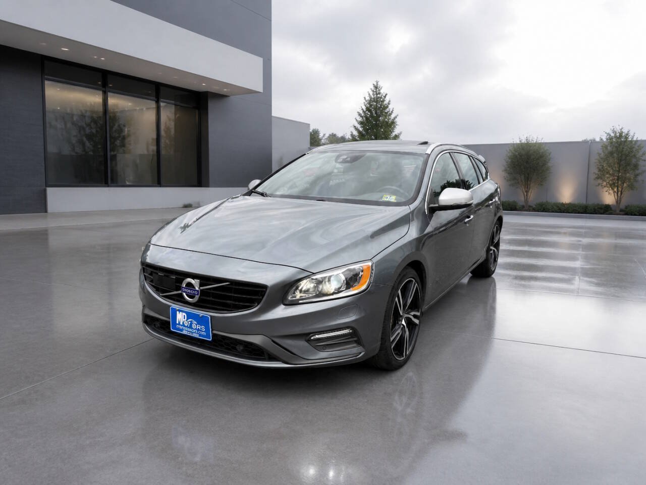 Used 2017 Volvo V60 T6 R-Design Platinum w/ Climate Package AWD/4WD image 2