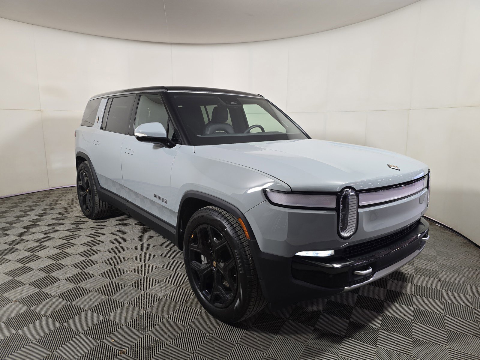 Used 2024 Rivian R1S Adventure image 7
