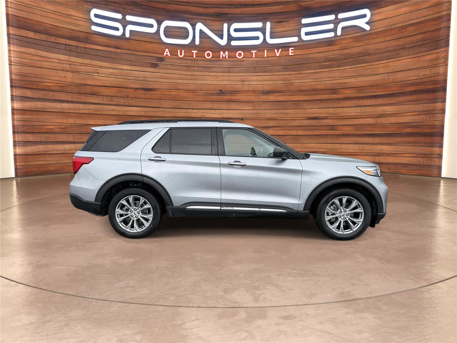 Used 2022 Ford Explorer XLT w/ Equipment Group 202A AWD/4WD image 8