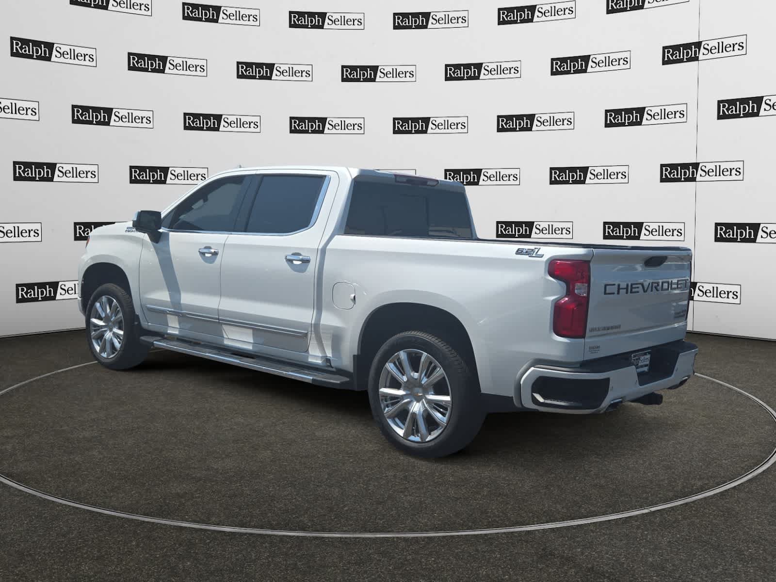 Used 2024 Chevrolet Silverado 1500 High Country w/ High Country Premium Package AWD/4WD image 4