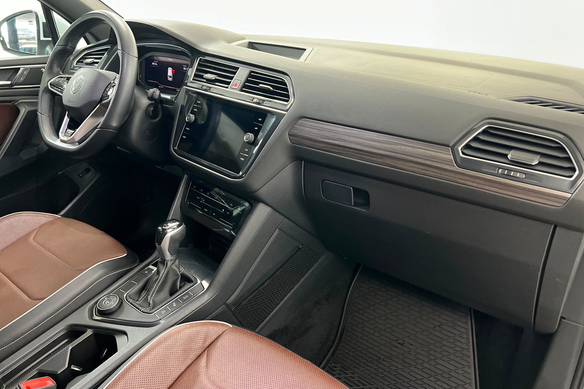 Used 2022 Volkswagen Tiguan SEL R-Line AWD/4WD image 24