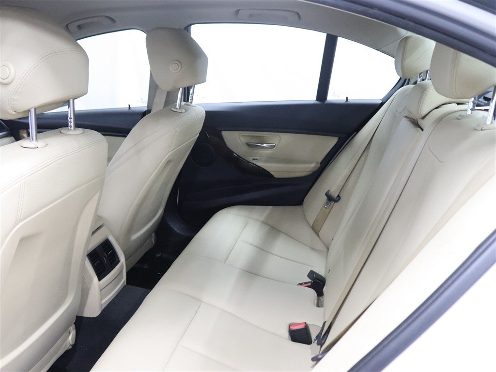 Used 2018 BMW 320i xDrive Sedan AWD/4WD image 11