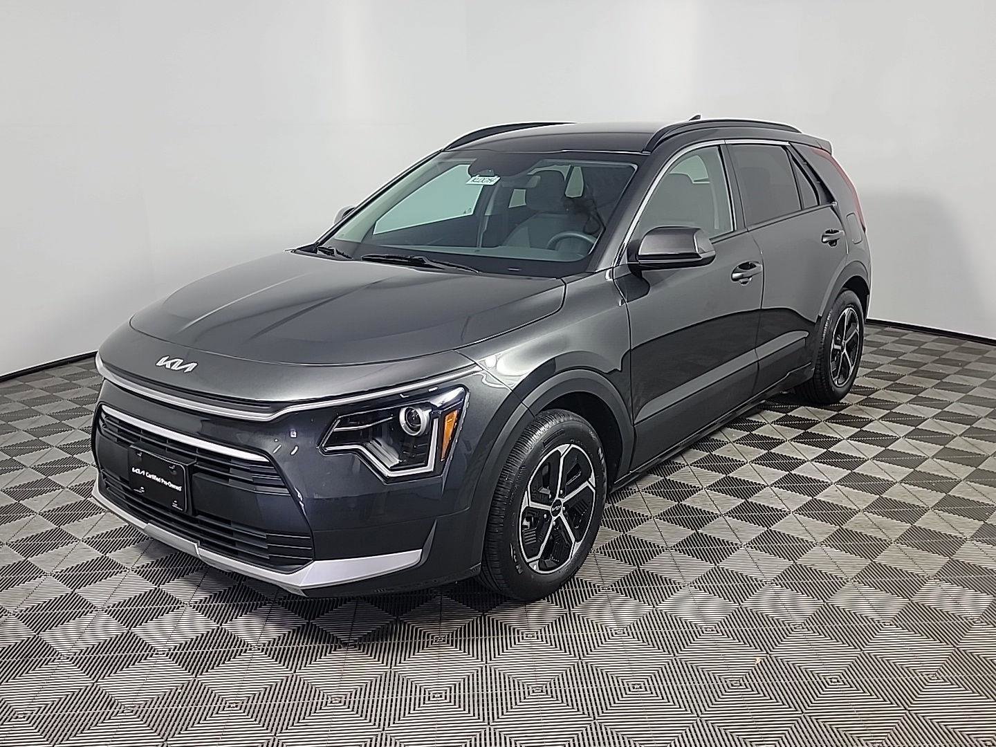 Used 2025 Kia Niro LX image 12