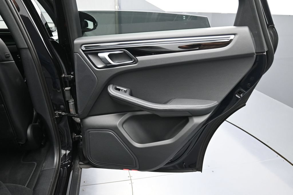 Certified 2024 Porsche Macan AWD/4WD image 25