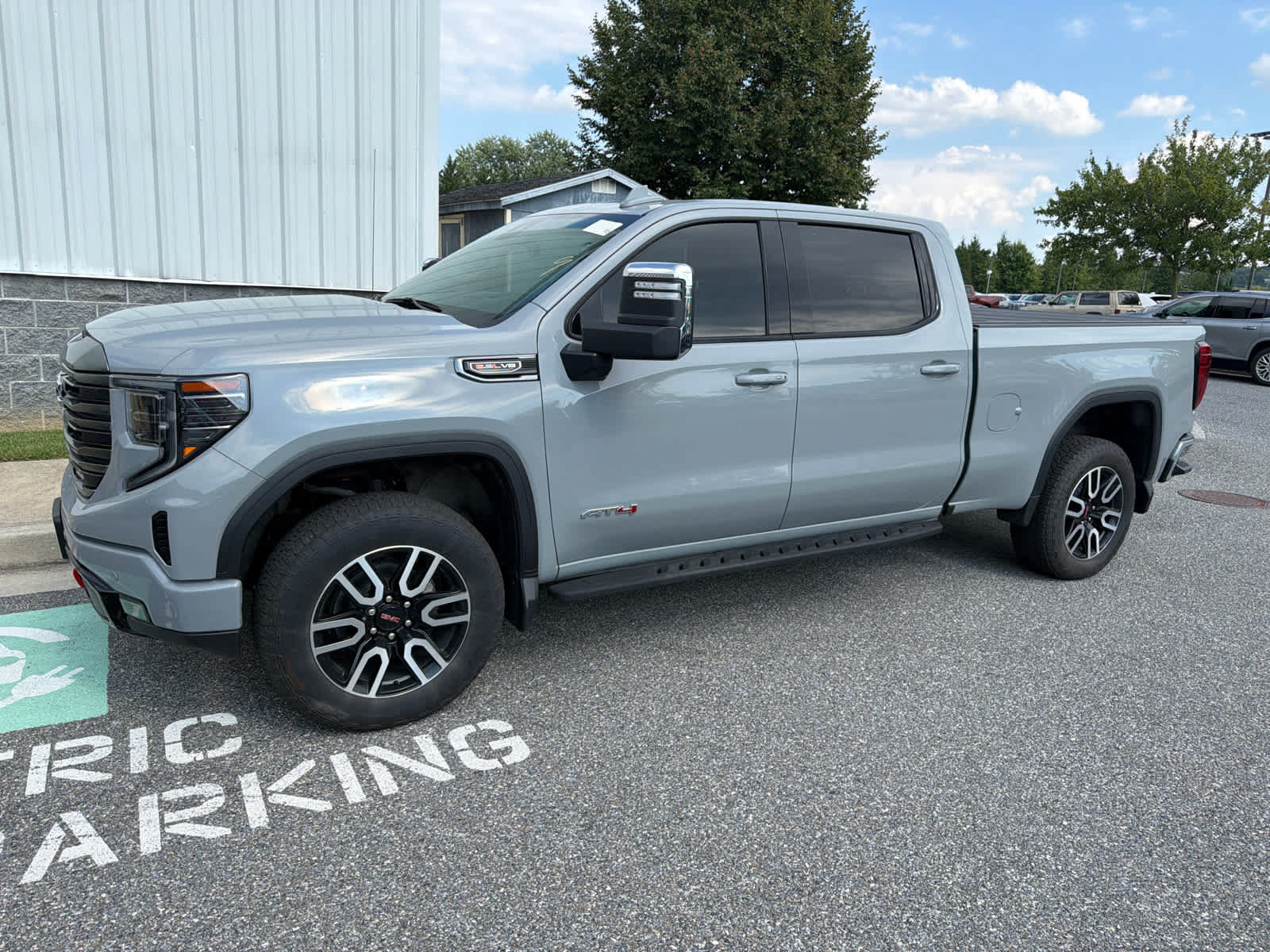 Used 2024 GMC Sierra 1500 AT4 w/ Technology Package AWD/4WD image 3