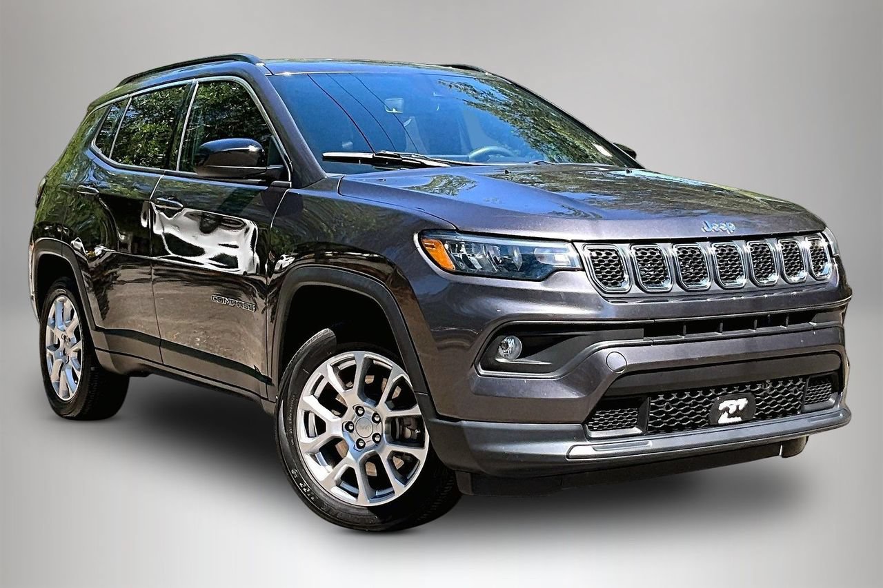 Used 2023 Jeep Compass Latitude AWD/4WD image 2