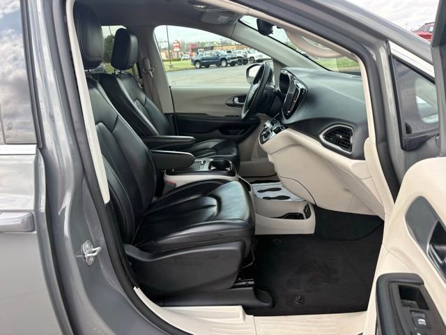 Used 2023 Chrysler Pacifica Touring-L FWD image 20