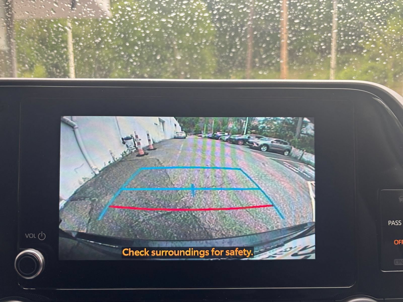 Used 2025 Toyota Highlander LE FWD image 26