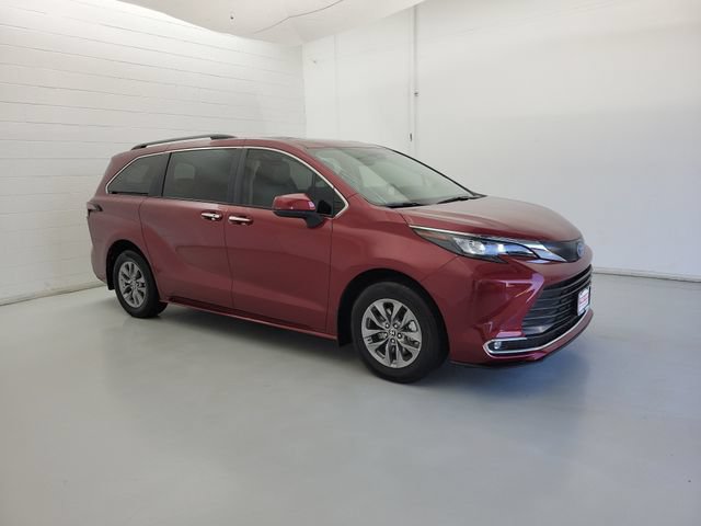 Used 2024 Toyota Sienna XLE FWD image 4