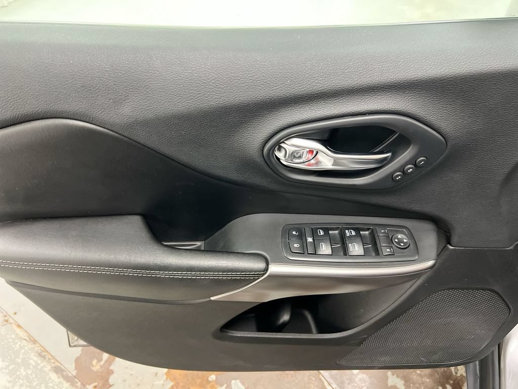 Used 2019 Jeep Cherokee Limited FWD image 20