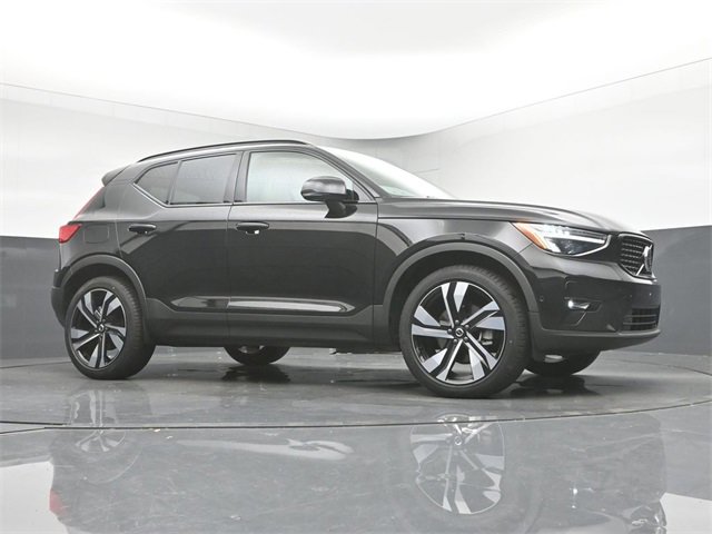 Used 2024 Volvo XC40 B5 Plus w/ Climate Package image 38