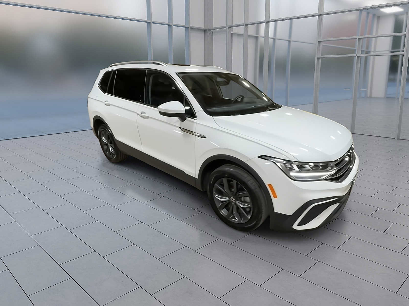 Used 2022 Volkswagen Tiguan SE image 2