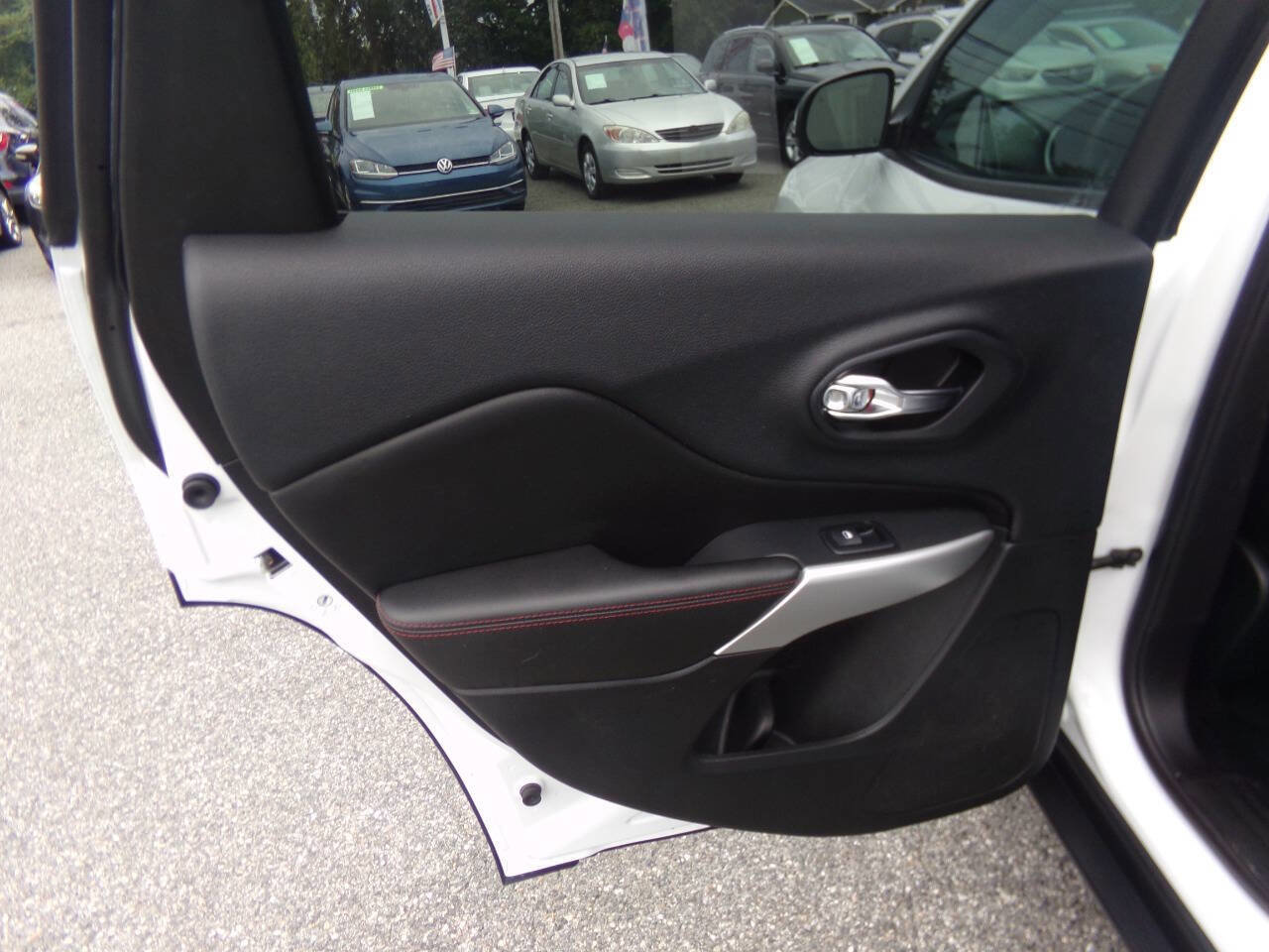 Used 2018 Jeep Cherokee Trailhawk w/ Cold Weather Group image 37